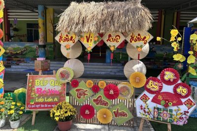 HỘI CHỢ XUÂN – SẮC XUÂN YÊU THƯƠNG TẠI TRƯỜNG MẦM NON PHỔ MINH  Trong không khí rộn ràng của những ngày xuân đang về, Trường Mầm non Phổ Minh vui mừng tổ chức Hội chợ Xuân với mong muốn mang đến cho các bé một không gian Tết cổ truyền ấm áp, vui tươi và giàu ý nghĩa.  Hội chợ là nơi tái hiện những nét đẹp quen thuộc của Tết quê Việt Nam qua các gian hàng dân dã, trò chơi dân gian, hoạt động trải nghiệm phong phú, giúp trẻ được vừa chơi – vừa học – vừa cảm nhận hương vị Tết một cách tự nhiên và gần gũi. Thông qua đó, các bé được giáo dục về truyền thống văn hóa dân tộc, rèn kỹ năng giao tiếp, mạnh dạn, tự tin và biết trân trọng những giá trị xưa.  Hội chợ Xuân cũng là dịp để nhà trường – gia đình – cộng đồng cùng chung tay tạo nên một sân chơi lành mạnh, ý nghĩa cho trẻ, gắn kết yêu thương và lan tỏa niềm vui ngày Tết.  Trường Mầm non Phổ Minh trân trọng kính mời quý phụ huynh và các đại biểu cùng đến tham dự, chia sẻ niềm vui và lưu giữ những khoảnh khắc xuân thật đẹp bên các con thân yêu 🌼