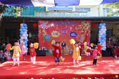 “BÉ VUI HỘI CHỢ XUÂN GIÁP THÌN 2024” ?”Hội chợ Xuân” là một trong những hoạt động giáo dục, trải nghiệm nhằm giúp trẻ mở rộng vốn hiểu biết về thế giới xung quanh, hình thành cho trẻ kỹ năng giao tiếp, góp phần giúp trẻ phát triển toàn diện. Tham gia Hội chợ các bé không chỉ được trải nghiệm ở hoạt động mua – bán hàng mà trẻ còn tự tay cùng cô trang trí các gian hàng, biểu diễn văn nghệ, tham gia các trò chơi dân gian trong ngày Tết. ?Mỗi gian hàng đều mang những nét đặc trưng riêng với những cái tên mang đậm màu sắc mùa xuân. Bên cạnh đó là sự xuất hiện của những chiếc áo dài, trang phục vùng miền, và những chiếc áo bà ba đơn sơ, mộc mạc trong không gian chợ Xuân càng tô điểm thêm nét đẹp truyền thống của phiên chợ và giúp các bé cảm nhận sâu sắc ý nghĩa của ngày Tết cổ truyền ??Hội chợ Xuân nhằm tạo không khí vui Xuân, đón Tết giúp trẻ được trải nghiệm, thêm mạnh dạn, tự tin trong giao tiếp; phát huy năng khiếu nghệ thuật, thẩm mĩ… Đồng thời qua đó tăng cường sự phối hợp giữa nhà trường, gia đình, xã hội để làm tốt công tác chăm sóc, giáo dục và rèn kỹ năng sống cho trẻ. ?Sân trường ngập tràn trong sắc xuân với những gian hàng rực rỡ sắc màu. Nhìn những khuôn mặt vui vẻ, những ánh mắt ngập tràn niềm vui, sự háo hức chờ đón được tham gia Hội chợ Xuân của trẻ mỗi ngày đến trường là một ngày vui. Trẻ lhoer vui- Cô hạnh phúc! ❤️❤️ Nhà trường trân trọng cảm ơn Quý bậc Phụ huynh đã đồng hành cùng nhà trường và các bé