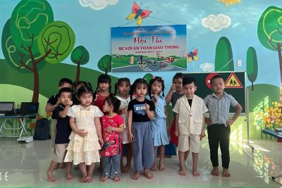 ?HỘI THI “BÉ VỚI AN TOÀN GIAO THÔNG” CẤP TRƯỜNG, NĂM HỌC 2023-2024. ? ??Sáng nay, ngày 01/02/2024. Trường mầm non Phổ Minh tổ chức Hội thi “Bé với an toan giao thông” cấp trường.  ? Nhằm giúp trẻ có những hiểu biết về hành vi, thói quen ban đầu trong việc chấp hành Luật giao thông, góp phần nâng cao chất lượng và hiệu quả thực hiện Chương trình “Tôi yêu Việt Nam” trong cấp học mầm non; giúp cán bộ quản lý, giáo viên thực hiện tốt việc lồng ghép nội dung giáo dục an toàn giao thông vào trong các hoạt động ở trường mầm non; đẩy mạnh công tác tuyên truyền an toàn giao thông đến với cha mẹ trẻ và cộng đồng. ?Thông qua Hội thi không những tạo sân chơi bổ ích cho trẻ mà còn góp phần nâng cao ý thức chấp hành đúng Luật Giao thông đường bộ của phụ huynh, giáo viên và cộng đồng