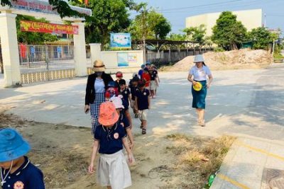 Hoạt động trải nghiệm! Tham quan Trường Tiểu học của các bé lớp Mẫu giáo 5 tuổi là một hoạt động trải nghiệm hết sức thiết thực và ý nghĩa.       Bé rất vui vẻ và phấn khởi khi được làm quen với môi trường mới, các hoạt động của lớp Một, tạo tâm thế sẵn sàng để bé bước vào lớp Một.       Nhà trường xin chân thành cảm ơn BGH và các thầy cô giáo trường TH&THCS Phổ Minh đã tạo điều kiện và nhiệt tình hướng dẫn để buổi trải nghiệm đạt kết quả!
