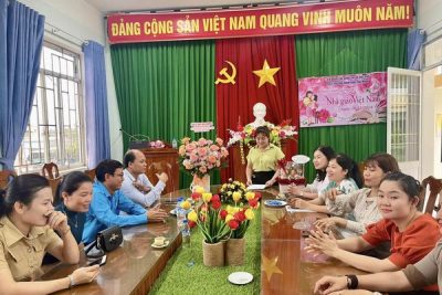 Tọa đàm ngày nhà giáo Việt Nam 20/11. Lãnh đạo địa phương đến chúc mừng và tặng hoa cho tập thể nhà trường