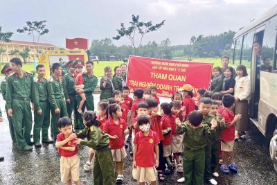 HOẠT ĐỘNG THAM QUAN, TRẢI NGHIỆM CHÀO MỪNG NGÀY THÀNH LẬP QUÂN ĐỘI NHÂN DÂN VIỆT NAM 22/12 ? Nhân kỷ niệm 80 năm ngày thành lập Quân đội Nhân dân Việt Nam (22/12/1944 – 22/12/2024) và 35 năm Ngày hội Quốc phòng toàn dân (22/12/1989 – 22/12/2024), sáng ngày 18/12, Ban giám hiệu và các cô, các cháu khối lớp 5-6 tuổi của trường Mầm non Phổ Minh vinh dự được Sư đoàn 307 tổ chức đón tiếp để tham quan, trải nghiệm tại Trung đoàn 29, Sư đoàn 307. Trong không khí vui tươi, phấn khởi, cô và trò trường mầm non Phổ Minh và một số trường mầm non trên địa bàn thị xã đã cùng các cán bộ, chiến sĩ Trung đoàn 29, 93, 94 ôn lại truyền thống 80 năm Ngày thành lập Quân đội nhân dân Việt Nam, biểu diễn các tiết mục văn nghệ, được các chú chia sẻ về cuộc sống và sinh hoạt hàng ngày của cán bộ chiến sĩ trong đơn vị. Đặc biệt các bé còn được xem các chú bộ đội luyện tập các tư thế vận động trên chiến trường, cách gấp chăn màn… Hoạt động này có ý nghĩa, thiết thực, bổ ích giúp các bé hiểu hơn về cuộc sống, sinh hoạt, nhiệm vụ của các chú Bộ đội và truyền thống hào hùng của Quân đội, từ đó hình thành tình cảm yêu quý, tôn vinh, biết ơn đối với các chú Bộ đội.  Cũng nhân dịp này, Ban Giám hiệu nhà trường và các bé cũng đã tặng những món quà nhỏ (là những bức tranh hay tấm thiệp do cô và trò tự tay làm) và gửi lời chúc tốt đẹp nhất tới các cán bộ, chiến sĩ đơn vị nhân kỷ niệm 80 năm Ngày thành lập Quân đội nhân dân Việt Nam.