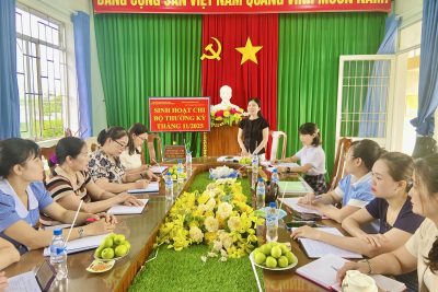 🌺 CHI BỘ TRƯỜNG MẦM NON PHỔ MINH TỔ CHỨC SINH HOẠT CHI BỘ THƯỜNG KỲ THÁNG 11 NĂM 2025 🌺  Sáng (hoặc chiều) ngày … tháng 11 năm 2025, Chi bộ Trường Mầm non Phổ Minh tổ chức buổi sinh hoạt chi bộ thường kỳ tháng 11.  Buổi sinh hoạt vinh dự được đón tiếp: ✨ Đồng chí Trần Thị Như Luyến – Ủy viên Ban Thường vụ Đảng ủy, Chủ nhiệm Ủy ban Kiểm tra Đảng ủy phường Phổ Minh ✨ Đồng chí Nguyễn Thị Thúy Kiều – Đảng ủy viên, Phó Trưởng Ban Kinh tế – Ngân sách HĐND phường về dự và chỉ đạo buổi sinh hoạt.  Tại buổi sinh hoạt, đồng chí Bí thư Chi bộ đã báo cáo đánh giá kết quả công tác tháng 10, triển khai nhiệm vụ tháng 11/2025, trong đó tập trung vào các nội dung trọng tâm như: ✅ Tăng cường công tác chính trị, tư tưởng, học tập và làm theo tư tưởng, đạo đức, phong cách Hồ Chí Minh; ✅ Đẩy mạnh phong trào thi đua “Dạy tốt – Học tốt”, chăm sóc – giáo dục trẻ toàn diện, đảm bảo an toàn tuyệt đối cho trẻ; ✅ Duy trì nền nếp sinh hoạt chi bộ, nâng cao chất lượng sinh hoạt chuyên đề; ✅ Xây dựng tập thể sư phạm đoàn kết, trách nhiệm, hoàn thành tốt nhiệm vụ năm học 2025–2026.  Phát biểu chỉ đạo, các đồng chí lãnh đạo Đảng ủy phường đã biểu dương tinh thần đoàn kết, trách nhiệm của tập thể chi bộ, đồng thời định hướng một số nội dung trọng tâm trong công tác lãnh đạo, chỉ đạo thời gian tới.  Buổi sinh hoạt diễn ra trong không khí trang nghiêm, dân chủ và cởi mở, thể hiện tinh thần đoàn kết, thống nhất, quyết tâm hoàn thành xuất sắc nhiệm vụ chính trị và chuyên môn của nhà trường. 🌿