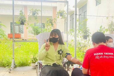 HIẾN MÁU TÌNH NGUYỆN – NGHĨA CỬ CAO ĐẸP CỦA CÁC CÔ GIÁO TRƯỜNG MẦM NON PHỔ MINH  📣📣Hưởng ứng phong trào “Hiến máu cứu người – Một nghĩa cử cao đẹp” tập thể cán bộ, giáo viên, nhân viên trường Mầm non Phổ Minh đã tích cực tham gia ngày hội hiến máu tình nguyện năm 2025. ⭐️⭐️Với tinh thần “Mỗi giọt máu cho đi – Một cuộc đời ở lại”, các cô giáo của nhà trường đã thể hiện trách nhiệm xã hội, lòng nhân ái và tình yêu thương con người bằng hành động thiết thực. Ngay từ sáng sớm, các cô đã có mặt đầy đủ, thực hiện kiểm tra sức khỏe, khai báo thông tin và tham gia hiến máu theo hướng dẫn của đội ngũ y tế. Không khí buổi hiến máu diễn ra ấm áp, lan tỏa tinh thần sẻ chia và nhiệt huyết của những người làm công tác giáo dục.  Tham gia hiến máu không chỉ góp phần bổ sung nguồn máu dự trữ cho các bệnh viện mà còn thể hiện truyền thống tương thân tương ái của dân tộc ta. Hoạt động ý nghĩa này đã trở thành điểm sáng trong phong trào thi đua của nhà trường, lan tỏa thông điệp yêu thương đến toàn thể phụ huynh và cộng đồng.  Kết thúc chương trình, 100% giáo viên đăng ký đều hoàn thành việc hiến máu theo đúng quy trình, đảm bảo an toàn. Ban Giám hiệu nhà trường ghi nhận và biểu dương tinh thần tình nguyện của các cô, xem đây là hành động đẹp cần được duy trì thường xuyên.  Hoạt động hiến máu tình nguyện của các cô giáo trường Mầm non Phổ Minh đã góp phần làm đẹp thêm hình ảnh người giáo viên mầm non – không chỉ tận tụy với trẻ mà còn giàu lòng nhân ái, sẵn sàng sẻ chia vì cộng đồng.