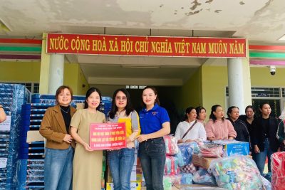 💙 CHUNG TAY HƯỚNG VỀ VÙNG LŨ – TRAO YÊU THƯƠNG ĐẾN TRƯỜNG MẦM NON XUÂN  SƠN   BẮC 💙  Hôm nay, tập thể Trường Mầm non Phổ Minh – Mầm non Phổ Hòa – Mầm non Phổ Ninh đã đến thăm và trao quà ủng hộ cho các em nhỏ chịu ảnh hưởng bởi lũ lụt tại Trường Mầm non Xuân Sơn Bắc.  Với tinh thần “Lá lành đùm lá rách”, đoàn đã gửi tặng những phần quà thiết thực nhằm chia sẻ khó khăn, tiếp thêm động lực để các em sớm ổn định và trở lại học tập.  Xin cảm ơn quý phụ huynh, cán bộ, giáo viên, nhân viên các trường đã chung tay đóng góp, lan tỏa yêu thương và tinh thần tương thân tương ái.  💞 Chúc cô và trò Trường Mầm non Xuân Sơn  Bắc thật nhiều sức khỏe, sớm vượt qua khó khăn sau thiên tai.