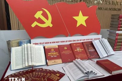 Bảo đảm văn kiện Đại hội XIV trở thành động lực đổi mới tư duy và hành động, khơi dậy khát vọng phát triển   Ông Nguyễn Văn Nên, Ủy viên Bộ Chính trị, Thường trực Tiểu ban Văn kiện Đại hội XIV đã chia sẻ về những quan điểm, chủ trương mới, đột phá trong dự thảo các văn kiện trình Đại hội XIV.  Đại hội XIV của Đảng được xác định là một dấu mốc lịch sử của đất nước trong thời đại Hồ Chí Minh. Việc chuẩn bị và xây dựng Văn kiện trình Đại hội có ý nghĩa đặc biệt quan trọng, không chỉ là bước tổng kết 40 năm tiến hành công cuộc đổi mới, 35 năm thực hiện Cương lĩnh xây dựng đất nước (năm 1991), 5 năm thực hiện Nghị quyết Đại hội XIII của Đảng, mà còn hoạch định tầm nhìn, định hướng chiến lược cho giai đoạn phát triển mới của đất nước.  Đồng chí Nguyễn Văn Nên, Ủy viên Bộ Chính trị, Thường trực Tiểu ban Văn kiện Đại hội XIV đã dành thời gian trao đổi về những quan điểm, chủ trương mới, đột phá trong dự thảo các văn kiện.  – Thưa đồng chí, các dự thảo Văn kiện trình Đại hội XIV của Đảng đã cập nhập kịp thời các chủ trương, quyết sách chiến lược mới của Đảng. Đây không chỉ là bổ sung nội dung mà còn tạo động lực “đòn bẩy” để Văn kiện sớm được triển khai thực hiện trong đời sống. Xin đồng chí cho biết quan điểm đó có ý nghĩa như thế nào trong giai đoạn cách mạng mới?  Đồng chí Nguyễn Văn Nên: Một trong những chủ trương đổi mới rất quan trọng, có tính đột phá trong quá trình chỉ đạo và thực hiện nội dung Văn kiện trình Đại hội XIV là triển khai sớm các quyết sách, chiến lược mới trước Đại hội, qua kiểm nghiệm thực tế cùng với kinh nghiệm được tổng kết 40 năm đổi mới chắt lọc, đưa vào dự thảo Văn kiện trình Đại hội XIV xem xét, quyết nghị.  Điều này thể hiện tư duy, tầm nhìn, sự nhạy bén, kịp thời của Đảng trong việc nắm bắt xu thế phát triển của thời đại, đồng thời phản ánh đúng yêu cầu thực tiễn của đất nước, khơi dậy khát vọng phát triển, tạo niềm tin và sự đồng thuận cao trong toàn xã hội.  Các quyết sách mới trở thành động lực chủ yếu và là “đòn bẩy” quan trọng thúc đẩy phát triển như khoa học, công nghệ, đổi mới sáng tạo, chuyển đổi số; xác lập mô hình tăng trưởng mới, phát triển kinh tế nhà nước, kinh tế tư nhân là động lực quan trọng nhất, kinh tế dữ liệu, kinh tế số; đẩy mạnh chuyển đổi số, chuyển đổi xanh, chuyển đổi năng lượng, chuyển đổi cơ cấu và chất lượng nguồn nhân lực. Xây dựng hệ sinh thái dữ liệu quốc gia. Đặc biệt là tinh gọn tổ chức bộ máy hệ thống chính trị, xây dựng chính quyền địa phương 2 cấp…  Có thể khẳng định đây là bước chuẩn bị quan trọng để đưa cách mạng Việt Nam bước vào kỷ nguyên phát triển mới: tiếp tục đổi mới mạnh mẽ tư duy, phương thức, thúc đẩy đột phá chiến lược, kiến tạo hệ sinh thái phát triển mới, bảo đảm quan điểm lấy phát triển để ổn định, ổn định để thúc đẩy phát triển nhanh, bền vững đất nước; bảo đảm độc lập, tự lực, tự cường, tự chủ chiến lược, giữ vững định hướng xã hội chủ nghĩa và không ngừng nâng cao đời sống, hạnh phúc của Nhân dân. Tạo nền tảng quan trọng và vững chắc cho hành động quyết liệt, đồng bộ và hiệu quả ngay sau Đại hội.  – Trong 3 đột phá chiến lược được xác định trong dự thảo các Văn kiện Đại hội XIV, xin đồng chí cho biết đâu là nội dung cốt lõi, then chốt cần được ưu tiên tập trung cho giai đoạn tới?  Đồng chí Nguyễn Văn Nên: Ba đột phá chiến lược được nêu trong dự thảo các Văn kiện đều rất quan trọng và gắn kết chặt chẽ với nhau. Từng nội dung, giải pháp đều được thể hiện trong Chương trình hành động rất cụ thể và rõ ràng, trong đó có:  Một là, phải đột phá mạnh mẽ về thể chế để hoàn thiện thể chế phát triển nhanh, bền vững, bảo đảm môi trường pháp lý minh bạch, công bằng, khuyến khích đổi mới sáng tạo. Đây là yếu tố then chốt để khơi thông, giải phóng và phát huy hiệu quả mọi nguồn lực; đẩy mạnh phân cấp, phân quyền trong quản lý, quản trị phát triển giữa Trung ương và địa phương, phát huy vai trò tự chủ, tự chịu trách nhiệm của địa phương; thúc đẩy đột phá về khoa học, công nghệ, đổi mới sáng tạo và chuyển đổi số phục vụ, kiến tạo phát triển.  Hai là, đổi mới, nâng cao chất lượng giáo dục đào tạo, chính sách “Chiêu hiền, đãi sỹ” trọng dụng nhân tài, tiếp tục chú trọng phát triển nguồn nhân lực chất lượng cao, đặc biệt là nhân lực khoa học-công nghệ, đáp ứng yêu cầu chuyển đổi số và cách mạng công nghiệp lần thứ tư. Xây dựng đội ngũ cán bộ lãnh đạo, quản lý các cấp của hệ thống chính trị, nhất là cán bộ cấp chiến lược và cấp cơ sở thực sự tiêu biểu, có tư duy, năng lực quản trị tiên tiến, phù hợp với mô hình tổ chức mới và yêu cầu phát triển bứt phá của đất nước.  Ba là, đầu tư hạ tầng đồng bộ, hiện đại, nhất là hạ tầng số và hạ tầng giao thông chiến lược, hạ tầng phục vụ chuyển đổi số, chuyển đổi xanh, chuyển đổi năng lượng, thích ứng với biến đổi khí hậu, sẽ là điều kiện để kết nối, lan toả hiệu quả phát triển.  Như vậy, có thể nói thể chế là “chìa khóa mở đường,” nhân lực là “nguồn lực nội sinh,” còn hạ tầng là “bệ đỡ” cho phát triển. Ba yếu tố này cần được triển khai đồng bộ. Trong từng giai đoạn có thể xem xét thứ tự ưu tiên cho phù hợp yêu cầu xây dựng và phát triển.  – Về phương hướng, nhiệm vụ, giải pháp công tác xây dựng, chỉnh đốn Đảng đã được bổ sung, điều chỉnh những nội dung gì, để bảo đảm Đại hội XIV là khởi đầu thời kỳ phát triển mới, hướng tới hiện thực hoá 2 mục tiêu 100 năm, thưa đồng chí?  Đồng chí Nguyễn Văn Nên: Phương hướng, nhiệm vụ, giải pháp công tác xây dựng, chỉnh đốn Đảng đã được bổ sung, điều chỉnh nhiều nội dung quan trọng nhằm bảo đảm Đại hội XIV trở thành dấu mốc khởi đầu cho thời kỳ phát triển mới, tạo nền tảng vững chắc để thực hiện thắng lợi mục tiêu đến năm 2030 trở thành nước đang phát triển có công nghiệp hiện đại, thu nhập trung bình cao; hiện thực hóa tầm nhìn đến năm 2045 trở thành nước phát triển, thu nhập cao vì một nước Việt Nam hoà bình, độc lập, dân chủ, giàu mạnh, phồn vinh, văn minh, hạnh phúc, vững bước đi lên chủ nghĩa xã hội.  Dự thảo các văn kiện trình Đại hội XIV của Đảng, đặc biệt là Báo cáo chính trị và Chương trình hành động thực hiện Nghị quyết Đại hội XIV đã xác định, tăng cường xây dựng, chỉnh đốn, tự đổi mới để Đảng ta thật sự là đạo đức, là văn minh.  Chủ tịch Hồ Chí Minh khẳng định Đảng ta là đạo đức, là văn minh. Theo Người, Đảng phải tiêu biểu cho trí tuệ, lương tâm và danh dự của dân tộc mới xứng đáng là người lãnh đạo. Xây dựng Đảng về văn minh là bước tiếp tục hiện thực hoá sâu sắc tư tưởng Hồ Chí Minh về xây dựng Đảng, làm cho Đảng ta thực sự “là đạo đức, là văn minh.”  Nhằm chuẩn bị bước vào kỷ nguyên phát triển mới của cách mạng Việt Nam hướng tới hiện thực hóa 2 mục tiêu 100 năm, Đảng phải đổi mới tư duy, phương thức lãnh đạo để phù hợp với những biến đổi nhanh chóng của thời đại.  Đảng văn minh sẽ đưa đất nước phát triển tiến kịp cùng thế giới, Đảng văn minh góp phần nâng cao uy tín và năng lực lãnh đạo của Đảng, giúp củng cố niềm tin của Nhân dân vào Đảng.  Đồng thời, văn kiện chú trọng khâu tổ chức thực hiện, đưa chủ trương Nghị quyết vào cuộc sống, giữa nói và làm đều phải thực chất, lấy hiệu quả và sự hài lòng của nhân dân làm thước đo. Đặc biệt quan tâm tăng cường, đề cao tinh thần nêu gương của cán bộ đảng viên, cấp ủy các cấp, nhất là người đứng đầu; tăng cường các biện pháp quản lý đội ngũ, kiểm tra giám sát, phòng, chống tham nhũng, lãng phí, tiêu cực, phòng, chống suy thoái tư tưởng chính trị đạo đức, lối sống…  Dự thảo Báo cáo chính trị Đại hội XIV xác định: “Tăng cường củng cố và phát huy hiệu quả sức mạnh của Nhân dân và khối đại đoàn kết toàn dân tộc.” Đây là bài học kinh nghiệm quý báu không chỉ được đúc kết trên cơ sở tổng kết 40 năm đổi mới mà trong suốt chiều dài lịch sử dân tộc, nhân dân luôn là cội nguồn sức mạnh, là chủ thể sáng tạo nên mọi giá trị vật chất và tinh thần, quyết định mọi thắng lợi của cách mạng Việt Nam.  Thực tiễn đòi hỏi không chỉ thừa nhận nhân dân là trung tâm, là mục tiêu của sự phát triển, mà còn phải nhận thức đúng đắn và sâu sắc nhân dân là chủ thể trực tiếp tham gia hoạch định, tổ chức, giám sát và thụ hưởng thành quả phát triển đất nước.  Trong đó, Mặt trận Tổ quốc phải thật sự là diễn đàn rộng rãi của mọi tầng lớp nhân dân, đồng bào các dân tộc, tôn giáo, kiều bào ở nước ngoài… để có thể gặp gỡ, trao đổi, bày tỏ ý kiến, nguyện vọng một cách dân chủ, cởi mở.  Đồng thời, cần chú trọng phát huy vai trò của các nhân sỹ, trí thức, chuyên gia, người có uy tín trong xã hội và cộng đồng người Việt Nam ở nước ngoài trong việc hiến kế xây dựng đất nước.  Khối đại đoàn kết toàn dân tộc là nền tảng vững chắc để xây dựng thế trận quốc phòng toàn dân và an ninh nhân dân gắn với xây dựng thế trận lòng dân vững chắc, tạo điểm tựa, nguồn sức mạnh nội sinh to lớn để huy động sức sáng tạo, trí tuệ, nguồn lực của toàn xã hội. Đó luôn là bài học quý báu trong mọi giai đoạn cách mạng, phục vụ sự nghiệp lãnh đạo phát triển nhanh và bền vững đất nước.  – Trân trọng cảm ơn đồng chí./.  TTXVN #HSV #hsvdaihoi14 #NLX #BXN #ĐPQT