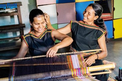 🇻🇳 HỘI TỤ NIỀM TIN VÀ KHÁT VỌNG PHÁT TRIỂN🇻🇳 Đại hội đại biểu toàn quốc lần thứ XIV của Đảng Cộng sản Việt Nam (Đại hội XIV) được tổ chức từ ngày 19 – 25/1, tại Thủ đô Hà Nội. Đây là sự kiện chính trị đặc biệt quan trọng của Đảng và Nhà nước Việt Nam, có ý nghĩa định hướng chiến lược đối với sự phát triển đất nước trong giai đoạn mới. Đoàn đại biểu Đảng bộ tỉnh Quảng Ngãi tham dự Đại hội XIV của Đảng tin tưởng và kỳ vọng, Đại hội sẽ đề ra những chủ trương lớn, tiếp tục củng cố khối đại đoàn kết toàn dân tộc, phát triển đất nước vững bước đi lên trong kỷ nguyên mới.  🌠 THÀNH QUẢ ĐÁNG TỰ HÀO  Sau 5 năm thực hiện Nghị quyết Đại hội XIII của Đảng và 40 năm thực hiện công cuộc đổi mới, tỉnh Quảng Ngãi đã giành được những thành tựu to lớn, nhiều mặt nổi bật, đóng góp quan trọng vào sự nghiệp xây dựng chủ nghĩa xã hội và bảo vệ Tổ quốc, đổi mới và phát triển đất nước. Đặc biệt, năm 2025, tốc độ tăng trưởng kinh tế của tỉnh đạt 10,02% – mức tăng trưởng hai con số, đứng đầu 6 tỉnh vùng Nam Trung Bộ và Tây Nguyên, và đứng thứ 6 trong 34 tỉnh, thành phố trong cả nước. Qua đó, đưa tốc độ tăng trưởng kinh tế bình quân cả nhiệm kỳ 2020 – 2025 đạt 7,2%… Dưới sự lãnh đạo của Bộ Chính trị và Ban Chấp hành Trung ương Đảng Cộng sản Việt Nam khóa XIII, Việt Nam đã đạt được nhiều thành tựu quan trọng và toàn diện trên tất cả mọi lĩnh vực. Về kinh tế, tốc độ tăng trưởng tổng sản phẩm quốc nội (GDP) bình quân giai đoạn 2021 – 2025 đạt khoảng 6,3%/năm, thuộc nhóm tăng trưởng cao của khu vực và thế giới. Quy mô nền kinh tế năm 2025 ước đạt 510 tỷ USD, tăng 1,47 lần so với năm 2020; GDP bình quân đầu người đạt khoảng 5.000 USD/người/năm, đưa Việt Nam vào nhóm nước có thu nhập trung bình cao… Với những thành quả đạt được, Đại hội XIV của Đảng sẽ tiếp tục thắp sáng niềm tin, khơi dậy khát vọng phát triển và củng cố vững chắc niềm tin của nhân dân đối với Đảng, Nhà nước.  🌠 NIỀM TIN VÀ KỲ VỌNG LỚN LAO  Đoàn đại biểu Đảng bộ tỉnh Quảng Ngãi tham dự Đại hội XIV của Đảng kỳ vọng Đại hội sẽ đề ra những quyết sách đột phá, tạo động lực mạnh mẽ để tỉnh Quảng Ngãi cùng đất nước phát triển nhanh hơn, bền vững hơn, dựa trên nền tảng khoa học – công nghệ, đổi mới sáng tạo, chuyển đổi số, phát huy tối đa nội lực và sức mạnh đại đoàn kết toàn dân tộc. Trao đổi với phóng viên Báo và Phát thanh, Truyền hình Quảng Ngãi vào chiều 18/1, Ủy viên Ban Thường vụ Tỉnh ủy, Trưởng ban Quản lý KKT Dung Quất và các KCN Quảng Ngãi Lương Kim Sơn chia sẻ, được tham dự Đại hội đại biểu toàn quốc lần thứ XIV của Đảng, tôi cảm thấy vô cùng vinh dự và tự hào. Trong niềm tin vững chắc và tâm thế của một đất nước đang bước vào giai đoạn tăng tốc phát triển, giai đoạn chuyển mình mạnh mẽ của cả dân tộc, tôi tin tưởng rằng những quyết sách lớn, những chủ trương quan trọng được Đại hội thảo luận và thông qua sẽ mở ra nhiều thời cơ mới cho đất nước.  “Với một Chính phủ năng động, quyết liệt, cùng tinh thần hành động “chỉ bàn làm, không bàn lùi”, tôi tin rằng các chủ trương của Đại hội sẽ sớm được triển khai đồng bộ, hiệu quả và đi đến thắng lợi, đáp ứng kỳ vọng của Đảng, Nhà nước và nhân dân”, đồng chí Lương Kim Sơn nhấn mạnh. Mỗi đại biểu của Đảng bộ tỉnh Quảng Ngãi tham dự Đại hội XIV lần này luôn xác định bổn phận, trách nhiệm của mình trước Đảng, trước nhân dân, trước sự phát triển đi lên của quê hương, đất nước. Các đại biểu nguyện phát huy tinh thần đoàn kết, nêu cao trách nhiệm, thực hiện nghiêm túc, đầy đủ chương trình, nội quy, quy chế và các nội dung cả Đại hội. Đồng thời, phát huy trí tuệ, tâm huyết, trách nhiệm, phản ánh đầy đủ, trung thực tiếng nói, ý chí, nguyện vọng và quyết tâm chính trị của Đảng bộ, quân và nhân dân các dân tộc trong tỉnh. Qua đó, góp phần quan trọng vào thành công của Đại hội XIV của Đảng, tạo nền tảng và động lực để đất nước tiếp tục phát triển nhanh, bền vững, giàu mạnh, phồn vinh, văn minh, hạnh phúc. Ủy viên Ban Thường vụ Tỉnh ủy, Trưởng ban Tuyên giáo và Dân vận Tỉnh ủy Ngô Văn Trọng cho rằng, từ thực tiễn sinh động của đất nước và các địa phương, Đại hội sẽ đề ra những chủ trương, giải pháp lớn, sát thực tiễn, có tính khả thi cao, tạo động lực mạnh mẽ cho phát triển nhanh và bền vững trong giai đoạn mới.  “Tôi đặt nhiều kỳ vọng vào Nghị quyết Đại hội XIV của Đảng – nghị quyết không chỉ định hướng cho nhiệm kỳ tới mà còn mở ra tầm nhìn chiến lược cho chặng đường phát triển dài hạn của dân tộc. Hướng tới các mốc son lịch sử 100 năm thành lập Đảng và 100 năm thành lập nước, tôi tin tưởng sâu sắc rằng, với sự lãnh đạo đúng đắn của Đảng, với quyết tâm chính trị cao và sự đồng lòng của toàn xã hội, những mục tiêu chiến lược mà Đại hội XIV đề ra nhất định sẽ đạt được”, đồng chí Ngô Văn Trọng nói.  Đoàn đại biểu Đảng bộ tỉnh Quảng Ngãi chung niềm tin là, những mục tiêu, chỉ tiêu mà Đại hội XIV đề ra sẽ sớm được hiện thực hóa, đưa đất nước ta phát triển nhanh và bền vững, đến năm 2030 trở thành nước đang phát triển có công nghiệp hiện đại, thu nhập trung bình cao, đến năm 2045 trở thành nước phát triển, có thu nhập cao, giàu mạnh, phồn vinh, văn minh, hạnh phúc và vững bước đi lên chủ nghĩa xã hội. HOÀNG ANH (Báo Quảng Ngãi) #HSV #hsvdaihoi14 #vietnam #quangngai #BXN #NLX #baoquangngai