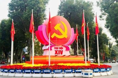🇻🇳 ĐẠI HỘI ĐẢNG – ĐẠI HỘI CỦA NIỀM TIN VÀ KHÁT VỌNG PHÁT TRIỂN. Hôm nay, ngày 19/1/2026, Đại hội đại biểu toàn quốc lần thứ XIV của Đảng diễn ra trong một thời khắc có ý nghĩa đặc biệt đối với tương lai phát triển của đất nước. Sau tám thập niên giành độc lập và bốn thập niên kiên trì đổi mới, Việt Nam đã đi qua một chặng đường nhiều thử thách nhưng cũng rất đỗi tự hào. Đất nước hôm nay đứng trước ngưỡng cửa của một chu kỳ phát triển mới, với vị thế, tiềm lực và khát vọng vươn lên mạnh mẽ hơn bao giờ hết. Đại hội XIV của Đảng vì thế không chỉ mở ra một nhiệm kỳ mới của Đảng. Đại hội còn được Nhân dân cả nước gửi trọn niềm tin và kỳ vọng lớn lao: Niềm tin vào con đường phát triển đã lựa chọn, và hy vọng vào một giai đoạn bứt phá mới của đất nước. Đây được kỳ vọng sẽ là Đại hội của niềm tin, của hy vọng và của kiến tạo tương lai. ✨Khát vọng phát triển – nền tảng tinh thần đã chín muồi Khát vọng phát triển đất nước phồn vinh, hùng cường ngày nay không còn là mong muốn chung chung. Đó đã trở thành một nền tảng tinh thần rõ nét trong toàn xã hội. Các mục tiêu phát triển đến năm 2030, tầm nhìn đến năm 2045 đã được xác lập nhất quán, tạo nên sự đồng thuận ngày càng sâu rộng trong Đảng, trong Nhân dân và trong cộng đồng doanh nghiệp. Thực tiễn những năm gần đây cho thấy sức sống của khát vọng ấy. Nền kinh tế duy trì được đà tăng trưởng trong bối cảnh thế giới nhiều biến động. Vị thế quốc tế của Việt Nam tiếp tục được nâng cao. Niềm tin của nhà đầu tư và đối tác quốc tế ngày càng được củng cố. Quan trọng hơn, trong xã hội đã hình thành niềm tin rằng đất nước hoàn toàn có đủ điều kiện để bước vào một giai đoạn phát triển cao hơn, chất lượng hơn. Đại hội XIV diễn ra khi khát vọng phát triển đã chín muồi. Điều Đại hội lần này mang lại không chỉ là sự khẳng định mục tiêu, mà là niềm tin rằng khát vọng ấy sẽ được hiện thực hóa bằng những bước đi vững chắc và hiệu quả hơn. ✨ Năng lực kiến tạo quốc gia – điểm tựa của niềm tin phát triển  Niềm tin lớn nhất mà Đại hội XIV mang lại chính là niềm tin vào năng lực kiến tạo quốc gia. Đó là niềm tin rằng Việt Nam không chỉ có khát vọng, mà đã và đang tích lũy đầy đủ các điều kiện để biến khát vọng ấy thành hiện thực. Năng lực kiến tạo quốc gia thể hiện ở khả năng hoạch định đường lối phát triển đúng đắn, nhất quán và phù hợp với xu thế thời đại. Đồng thời, đó là năng lực tổ chức thực hiện ngày càng được nâng cao, thể hiện qua những chuyển biến tích cực trong tư duy quản trị, trong cách tiếp cận chính sách và trong phương thức điều hành của bộ máy nhà nước. Trong cách tiếp cận mới, vai trò của Nhà nước được xác định ngày càng rõ nét hơn với tư cách là Nhà nước kiến tạo phát triển. Nhà nước chủ động thiết kế thể chế, dẫn dắt các quá trình phát triển, khơi thông và điều phối các nguồn lực xã hội. Đây chính là nền tảng quan trọng để tin tưởng rằng Đại hội XIV không chỉ là Đại hội của định hướng, mà là Đại hội của hành động và của kết quả. ✨Ba đột phá chiến lược – nền móng vững chắc cho kiến tạo phát triển  Niềm tin vào năng lực kiến tạo quốc gia được củng cố mạnh mẽ bởi việc Đảng tiếp tục kiên định ba đột phá chiến lược: thể chế, hạ tầng và con người. Đây là ba trụ cột đã được kiểm chứng trong thực tiễn và đang ngày càng phát huy vai trò nền tảng đối với phát triển. Đột phá về thể chế đang tạo ra những chuyển biến ngày càng rõ nét. Thể chế từng bước được hoàn thiện theo hướng minh bạch hơn, ổn định hơn và có khả năng tiên liệu cao hơn. Những nỗ lực cải cách gần đây cho thấy quyết tâm rõ ràng trong việc biến thể chế từ rào cản thành lợi thế cạnh tranh, từ “điểm nghẽn” thành động lực phát triển. Đột phá về phát triển hạ tầng tiếp tục mở ra những không gian phát triển mới. Hệ thống hạ tầng giao thông, năng lượng, đô thị và hạ tầng số đang được đầu tư ngày càng đồng bộ, bài bản. Hạ tầng không chỉ kết nối các vùng, các địa phương, mà còn nâng cao năng suất, tăng khả năng cạnh tranh và thu hút các dòng đầu tư chất lượng cao. Niềm tin vào vai trò “xương sống” của hạ tầng đối với phát triển ngày càng được khẳng định. Đột phá về con người là yếu tố quyết định lâu dài. Chất lượng nguồn nhân lực quốc gia không ngừng được nâng lên. Đội ngũ cán bộ từng bước được xây dựng theo hướng chuyên nghiệp hơn, trách nhiệm hơn và gần dân hơn. Con người tiếp tục được đặt ở vị trí trung tâm và là chủ thể của phát triển. Đây chính là nguồn lực quan trọng nhất để hiện thực hóa các mục tiêu dài hạn của đất nước. 4. Đại hội của hành động – nơi niềm tin được kiểm chứng bằng thực tiễn Ý nghĩa sâu sắc của Đại hội XIV nằm ở niềm tin rằng những định hướng lớn của Đảng sẽ sớm đi vào cuộc sống một cách hiệu quả. Thành công của Đại hội được đo bằng sự chuyển động thực chất của bộ máy, bằng những thay đổi cụ thể mà người dân và doanh nghiệp có thể cảm nhận được rõ rệt. Trong tiến trình đó, Chính phủ giữ vai trò trung tâm trong tổ chức thực hiện các nghị quyết của Đảng, điều phối các đột phá chiến lược và thúc đẩy hành động đồng bộ trên phạm vi cả nước. Một Chính phủ kiến tạo, liêm chính, hành động và phục vụ Nhân dân chính là bảo đảm quan trọng nhất để niềm tin của Đại hội được chuyển hóa thành kết quả phát triển cụ thể. Đại hội XIV vì thế được kỳ vọng sẽ là Đại hội của sự thống nhất cao giữa tư duy và hành động, giữa định hướng và thực thi, giữa ý chí chính trị và hiệu quả quản trị. ✨Đại hội của niềm tin và hy vọng  Đại hội XIV của Đảng mở ra một chương mới đầy triển vọng cho đất nước. Khi khát vọng phát triển được nâng đỡ bằng năng lực kiến tạo quốc gia ngày càng vững chắc, niềm tin xã hội sẽ tiếp tục được củng cố, nguồn lực phát triển sẽ được khơi thông, và con đường đi tới tương lai sẽ rộng mở hơn. Đây là Đại hội của niềm tin vào con đường đã chọn. Là Đại hội của hy vọng về một giai đoạn phát triển mới nhanh hơn, bền vững hơn và nhân văn hơn. Với bản lĩnh đã được tôi luyện qua lịch sử, với trí tuệ và khát vọng của cả dân tộc, Việt Nam hoàn toàn có cơ sở để tin tưởng rằng từ Đại hội XIV, đất nước sẽ vững vàng tiến bước, tự tin kiến tạo tương lai và hiện thực hóa mục tiêu trở thành một quốc gia hùng cường, phồn vinh, người dân ngày càng ấm no và hạnh phúc./. TS. Nguyễn Sĩ Dũng #HSV #hsvdaihoi14 #vietnam #quangngai #BXN #NLX