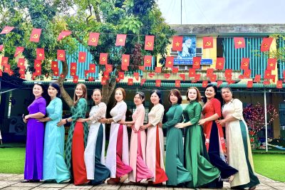 🌸 Tà áo dài thướt tha trên sân trường Mầm non Phổ Minh. Các cô giáo cùng các bé tham gia thể dục sáng trong không khí vui tươi, khỏe khoắn, góp phần lan tỏa vẻ đẹp truyền thống của áo dài Việt Nam. Hoạt động ý nghĩa chào mừng ngày 8/3. 💐