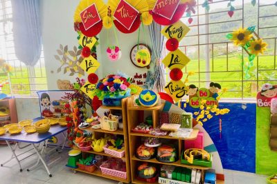 🌸 SINH HOẠT CHUYÊN MÔN THEO NGHIÊN CỨU BÀI HỌC 🌸 Chào mừng ngày Quốc tế Phụ nữ 8/3  Hòa chung không khí thi đua sôi nổi chào mừng ngày Quốc tế Phụ nữ 8/3, Trường Mầm non Phổ Minh đã tổ chức buổi sinh hoạt chuyên môn theo hướng nghiên cứu bài học dành cho độ tuổi nhà trẻ 24–36 tháng.  Tại buổi sinh hoạt, các cô giáo đã cùng nhau dự giờ, quan sát hoạt động của trẻ, trao đổi và chia sẻ kinh nghiệm trong việc tổ chức các hoạt động chăm sóc – giáo dục phù hợp với lứa tuổi. Qua đó giúp giáo viên rút kinh nghiệm, nâng cao chuyên môn, sáng tạo hơn trong việc xây dựng các hoạt động học tập và vui chơi cho trẻ.  Buổi sinh hoạt không chỉ góp phần nâng cao chất lượng giáo dục của nhà trường mà còn tạo cơ hội để các cô giáo giao lưu, học hỏi lẫn nhau, cùng nhau lan tỏa tình yêu nghề và sự tận tâm trong công tác nuôi dưỡng, chăm sóc và giáo dục trẻ.  🌷 Nhân dịp ngày 8/3, xin gửi lời chúc tốt đẹp nhất đến toàn thể các cô giáo luôn mạnh khỏe, xinh đẹp, hạnh phúc và tiếp tục cống hiến hết mình cho sự nghiệp “trồng người”.  #MamNonPhoMinh #SinhHoatChuyenMon #NghienCuuBaiHoc #ChaoMungNgay8Thang3