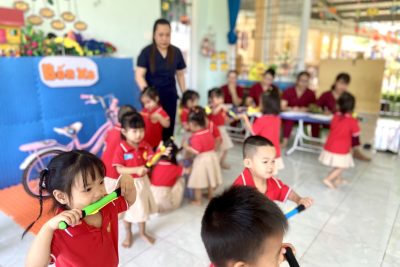 🌼 SINH HOẠT CHUYÊN MÔN KHỐI NHÀ TRẺ 🌼  Trường mầm non Phổ Minh đã tổ chức buổi sinh hoạt chuyên môn dành cho giáo viên khối nhà trẻ nhằm nâng cao chất lượng chăm sóc, nuôi dưỡng và giáo dục trẻ.  👩‍🏫 Nội dung buổi sinh hoạt:  • Trao đổi kinh nghiệm tổ chức các hoạt động phù hợp với trẻ nhà trẻ.  • Thảo luận các biện pháp giúp trẻ thích nghi tốt với môi trường lớp học.  • Chia sẻ cách xây dựng môi trường giáo dục an toàn, thân thiện, kích thích sự phát triển toàn diện cho trẻ.  • Dự giờ, góp ý hoạt động thực tế để rút kinh nghiệm.  💡 Thông qua buổi sinh hoạt, giáo viên đã có cơ hội học hỏi, chia sẻ và nâng cao năng lực chuyên môn, từ đó áp dụng hiệu quả vào thực tế giảng dạy.  🌱 Đây là hoạt động thiết thực, góp phần xây dựng môi trường giáo dục chất lượng, giúp các bé phát triển khỏe mạnh, tự tin và hạnh phúc mỗi ngày đến trường.