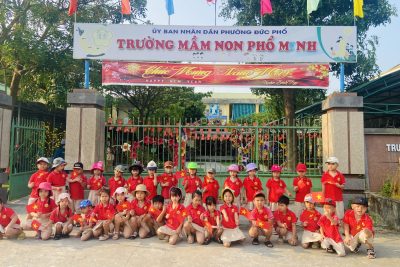 TRƯỜNG MẦM NON PHỔ MINH TỔ CHỨC THAM QUAN TRƯỜNG TIỂU HỌC 🌟  Nhằm giúp trẻ 5 tuổi có những trải nghiệm thực tế và chuẩn bị tâm thế sẵn sàng bước vào lớp 1, Trường Mầm non Phổ Minh đã tổ chức cho các bé tham quan trường Tiểu học.  👣 Trong chuyến tham quan, các bé đã được:✨ Tham quan khuôn viên trường, phòng học, thư viện, sân chơi…✨ Gặp gỡ, làm quen với thầy cô giáo Tiểu học✨ Quan sát các anh chị học tập và sinh hoạt trong lớp✨ Tham gia giao lưu, trải nghiệm một số hoạt động học tập thú vị  💬 Thông qua hoạt động này, các con trở nên mạnh dạn, tự tin hơn, giảm bớt sự bỡ ngỡ khi chuyển sang môi trường học tập mới. Nhiều bé tỏ ra hào hứng và mong chờ ngày được trở thành học sinh lớp 1.  ❤️ Đây là một hoạt động ý nghĩa, góp phần trang bị cho trẻ những kỹ năng cần thiết và tâm lý vững vàng trước khi bước vào chặng đường học tập mới.  📸 Mời quý phụ huynh cùng xem lại những khoảnh khắc đáng yêu của các con trong chuyến tham quan!