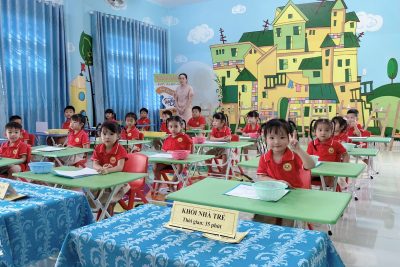 🌈 HỘI THI “BÉ KHÉO TAY – BÉ NHANH TRÍ” 🌈 📅 Ngày 22/4/2026  Hôm nay, Trường Mầm non Phổ Minh đã tổ chức thành công hội thi “Bé khéo tay – Bé nhanh trí” trong không khí vô cùng sôi nổi và hào hứng 🎉  Các bé đã được tham gia nhiều hoạt động thú vị, phát huy khả năng tư duy, sự nhanh nhẹn và đặc biệt là đôi bàn tay khéo léo của mình. Từ những phần thi sáng tạo, xử lý tình huống đến các trò chơi trí tuệ, tất cả đã tạo nên một sân chơi bổ ích và đầy ý nghĩa cho các con.  💐 Hội thi không chỉ giúp các bé tự tin thể hiện bản thân mà còn góp phần rèn luyện kỹ năng sống, tinh thần đoàn kết và sự mạnh dạn trong giao tiếp.  👏 Xin chúc mừng tất cả các bé đã hoàn thành xuất sắc phần thi của mình! Cảm ơn quý phụ huynh đã luôn đồng hành cùng nhà trường.  ❤️ Hy vọng rằng những trải nghiệm hôm nay sẽ là những kỷ niệm đẹp trong tuổi thơ của các con!