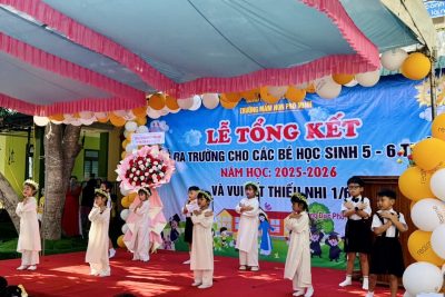 🌸 TỔNG KẾT NĂM HỌC 2025 – 2026 🌸 Trường Mầm non Phổ Minh  Một năm học nữa đã khép lại trong niềm vui, sự xúc động và biết bao kỷ niệm đẹp của cô và trò Trường Mầm non Phổ Minh. ❤️  Năm học 2025 – 2026 là hành trình của sự yêu thương, đoàn kết và trưởng thành. Các con đã có thêm nhiều trải nghiệm bổ ích, được học tập, vui chơi trong môi trường thân thiện, an toàn và hạnh phúc. Mỗi nụ cười hồn nhiên, mỗi bước tiến nhỏ của các con chính là niềm tự hào và động lực to lớn đối với tập thể nhà trường. 🌷  Nhà trường xin chân thành cảm ơn quý phụ huynh đã luôn tin tưởng, đồng hành và phối hợp cùng nhà trường trong suốt năm học vừa qua. Sự quan tâm và sẻ chia của quý phụ huynh chính là cầu nối giúp cô và trò hoàn thành tốt nhiệm vụ năm học. 💕  Đặc biệt, chúc các bé 5 tuổi luôn mạnh dạn, tự tin bước vào lớp Một với thật nhiều niềm vui và những thành công mới. 🎓  Khép lại năm học với thật nhiều yêu thương và những ký ức đẹp, tập thể Trường Mầm non Phổ Minh kính chúc quý phụ huynh cùng các con có một mùa hè vui tươi, an toàn và ý nghĩa. ☀️  🌈 Hẹn gặp lại các con trong năm học mới với nhiều niềm vui và trải nghiệm tuyệt vời hơn nữa!  #TruongMamNonPhoMinh #TongKetNamHoc20252026 #YeuThuongVaTruongThan
