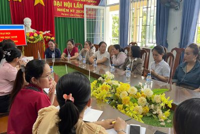 ĐẠI HỘI CHA MẸ HỌC SINH TRƯỜNG MẦM NON PHỔ MINH  Ngày 19/09/2025 Trường Mầm non Phổ Minh long trọng tổ chức Đại hội cha mẹ học sinh năm học 2025 – 2026 Đây là dịp để nhà trường và phụ huynh cùng nhau trao đổi, thống nhất kế hoạch, phương hướng giáo dục, chăm sóc và nuôi dưỡng các bé trong năm học mới.  Tại đại hội, Ban giám hiệu nhà trường đã báo cáo kết quả đạt được trong năm học vừa qua, nêu rõ những thuận lợi, khó khăn và phương hướng thực hiện nhiệm vụ trong năm học mới. Các bậc phụ huynh đã tích cực tham gia ý kiến, đóng góp nhiều giải pháp thiết thực để phối hợp cùng nhà trường nâng cao chất lượng giáo dục, tạo môi trường học tập thân thiện, an toàn và hạnh phúc cho trẻ.  Đại hội đã bầu ra Ban đại diện cha mẹ học sinh nhiệm kỳ mới, là cầu nối quan trọng giữa gia đình và nhà trường, góp phần thực hiện thắng lợi nhiệm vụ năm học.  Với sự đồng lòng, phối hợp chặt chẽ giữa phụ huynh và tập thể sư phạm, tin tưởng rằng năm học mới sẽ đạt được nhiều thành công, mang lại niềm vui và hạnh phúc cho các bé.