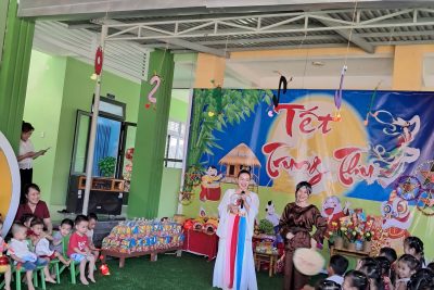 📣📣💐🏡Buổi tổ chức Tết Trung thu cho các em của Trường mầm non Phổ Minh  đã diễn ra thành công tốt đẹp. Với sự chuẩn bị chu đáo của các cô giáo cùng sự quan tâm của Ban giám hiệu nhà trường và phụ huynh, các bé đã có một ngày hội thật vui tươi và ý nghĩa.  👉🌹🌹Không khí ngày hội tràn ngập sắc màu với đèn lồng, mâm ngũ quả, múa lân, rước đèn và các tiết mục văn nghệ đặc sắc , Các em được tham gia nhiều trò chơi vui nhộn, nhận quà Trung thu và cùng nhau phá cỗ trong tiếng cười rộn rã. ⭐️⭐️Buổi lễ không chỉ mang đến cho các bé niềm vui mà còn giúp các em hiểu hơn về ý nghĩa của Tết Trung thu – ngày hội của thiếu nhi, bồi đắp tình yêu thương, sự đoàn kết và niềm hứng khởi khi đến trường. 👉 Ngày hội “Vui Tết Trung thu” đã khép lại trong niềm vui, tiếng cười và những kỷ niệm đẹp của tuổi thơ.